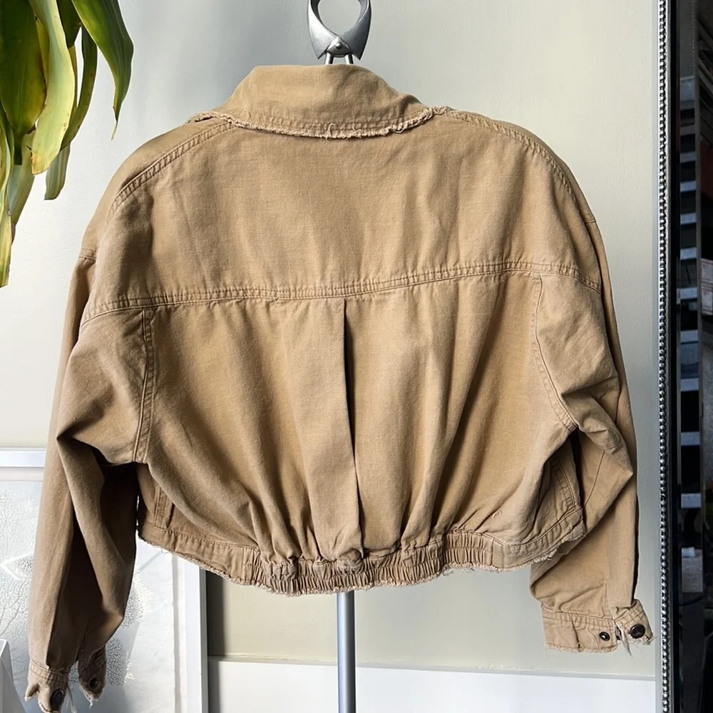 Cropped light cargo jacket. - Picture 2 of 7